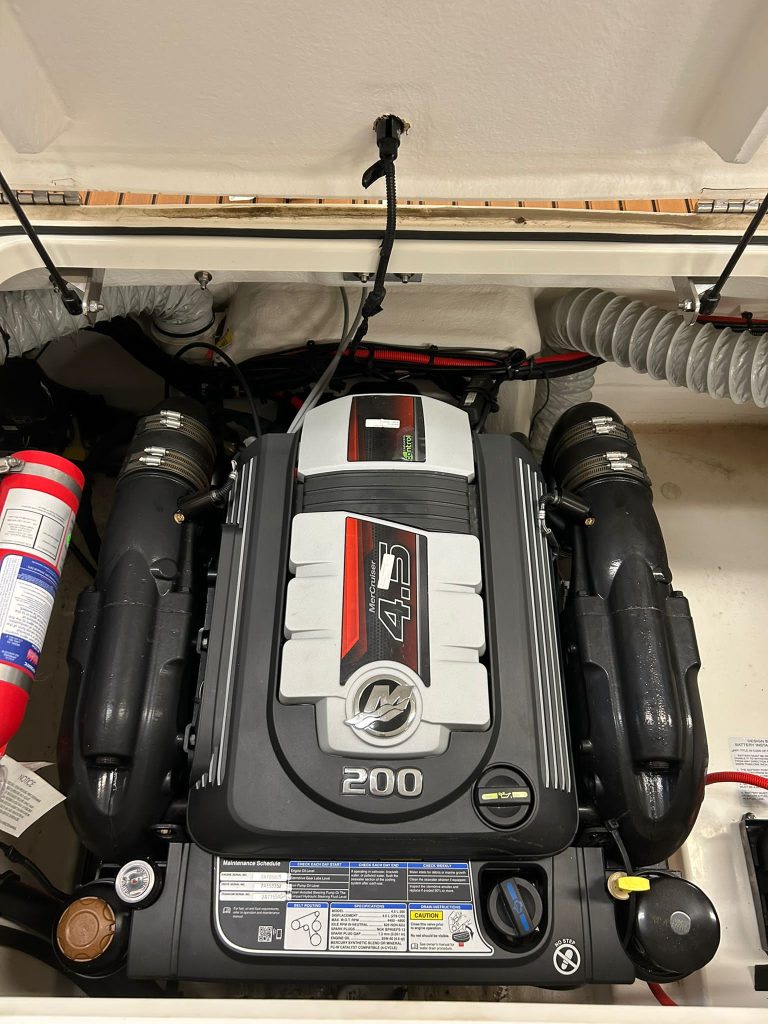 Eladó használt motorcsónak