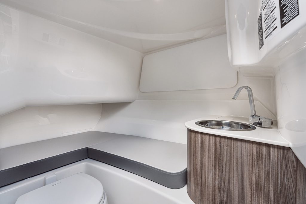 Eladó külmotoros hajó